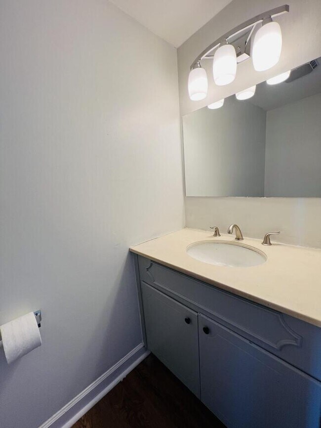 Building Photo - 2 Bedroom 1.5 Bath Condo