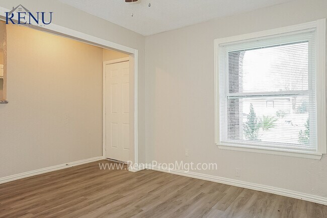 Foto del edificio - Available Now!