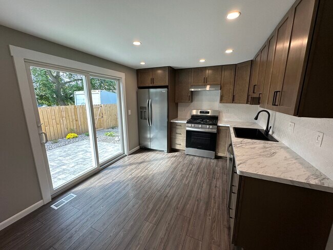 Cocina remodelada con vistas a patio privado. - 27 Farmbrook Dr