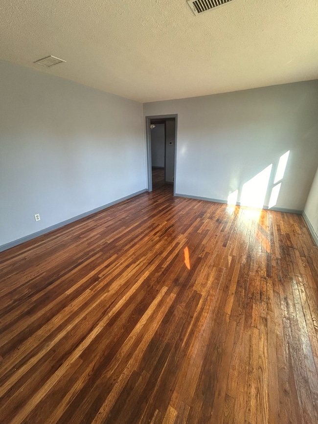 Foto del edificio - 1705 E 21st St