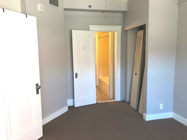 Building Photo - 479 Commonwealth Ave