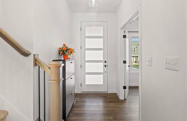 Building Photo - BEAUTIFUL Contemporary 6 Bedroom 4 Bath