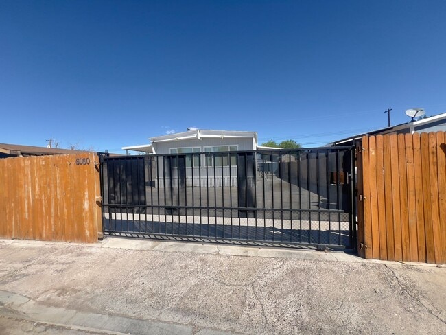 Foto del edificio - 6060 Yellowstone Ave
