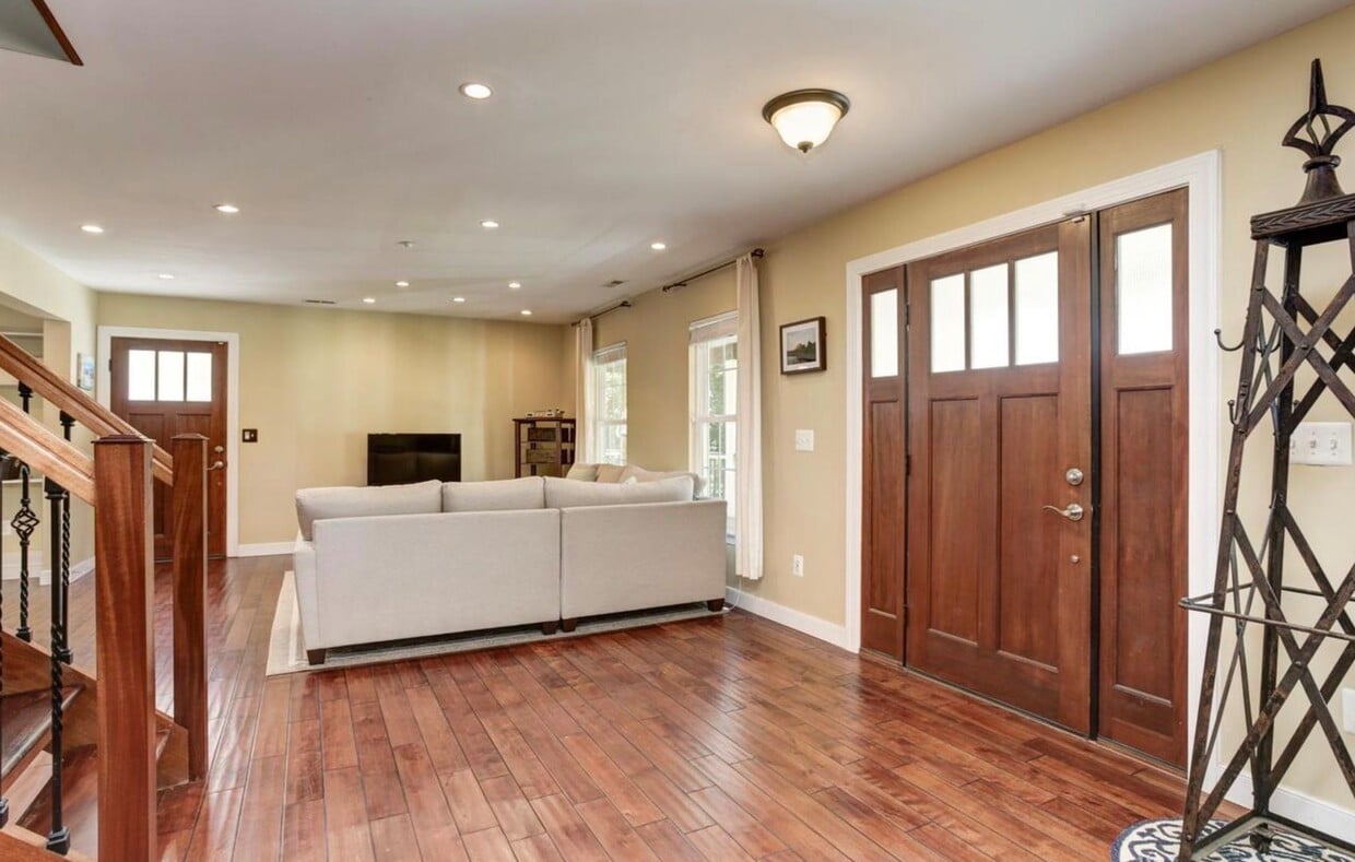 Building Photo - Rockin' in Rockville Custom 3 BED+3Ba CUST...