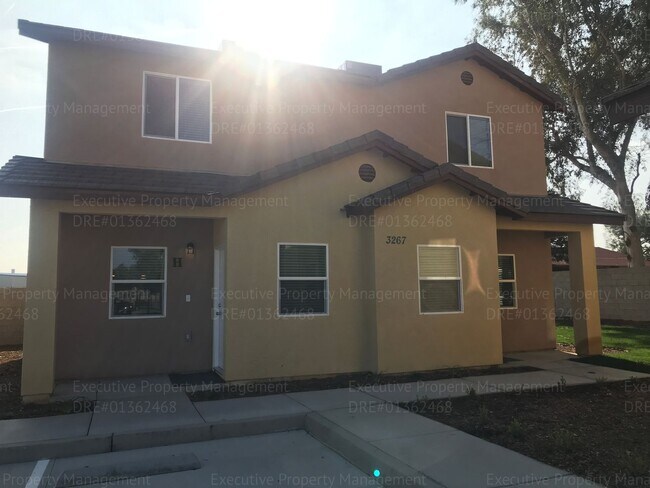 Foto del edificio - Bluehorse Townhomes