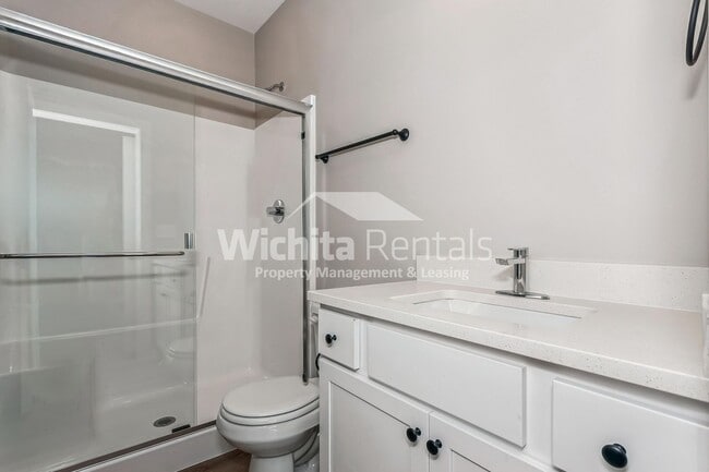 Building Photo - 4 bed / 2 bath - Move in ready!!!