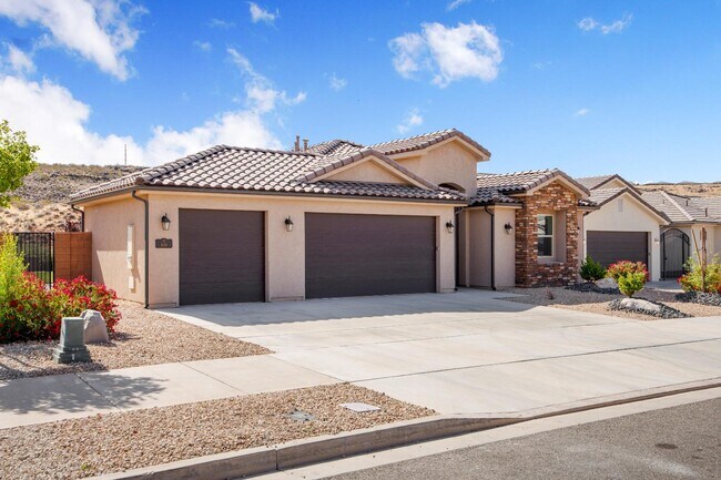 Building Photo - 646 N Sandy Talus Dr