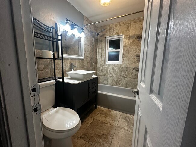 Foto del edificio - 1581 E 49th St