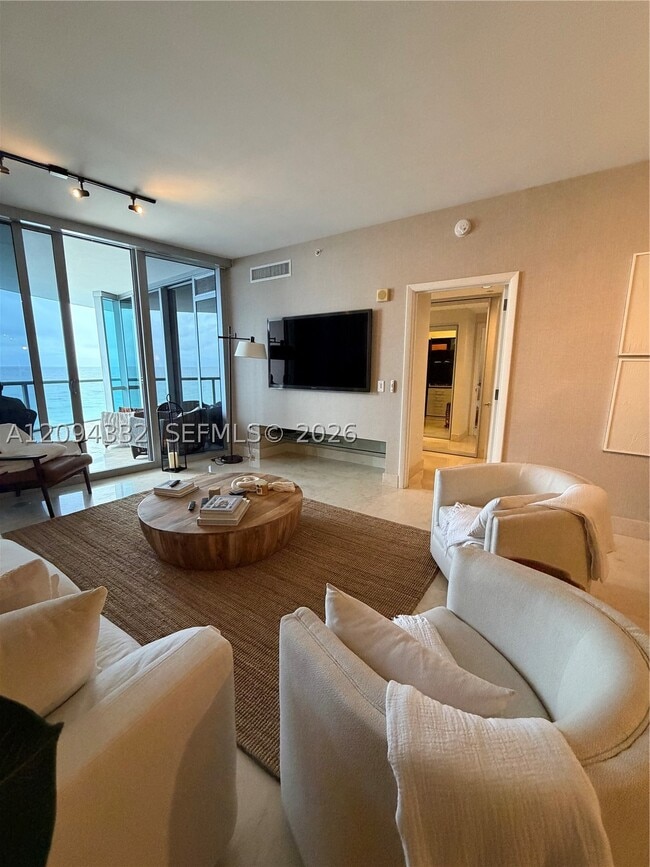 Foto del edificio - 17121 Collins Ave
