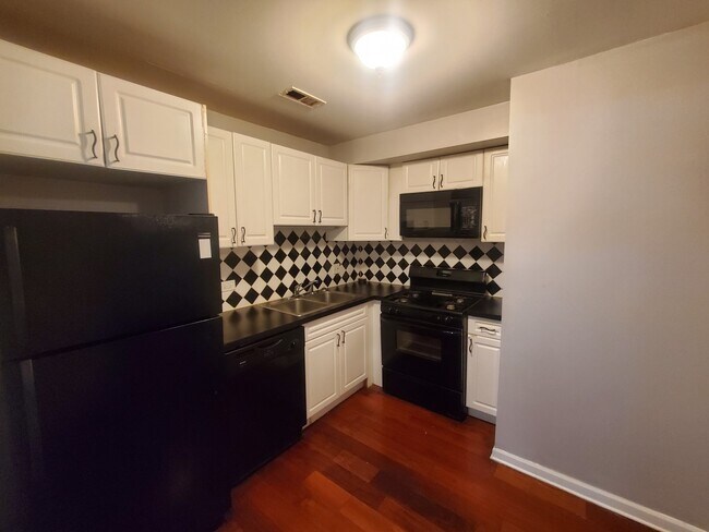 Foto del edificio - 7642 S Exchange Ave