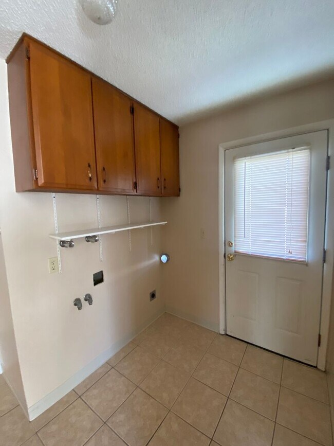 Foto del edificio - 2 Bed 1 Bath duplex with water, sewer and ...