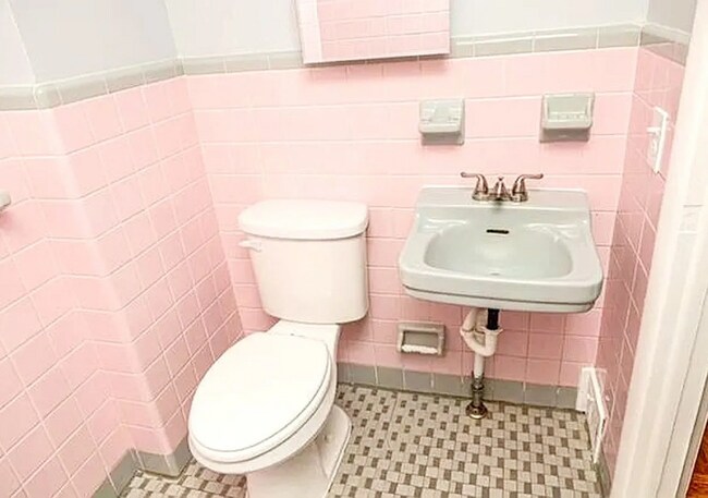 Building Photo - This 3-Bedroom/1-Bathroom Townhome
