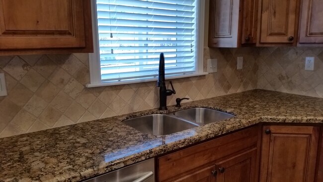 Foto del edificio - 5787 Lakeside Dr