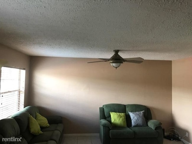Building Photo - 1 br, 1 bath Apartment - 402 Lakeside Drive