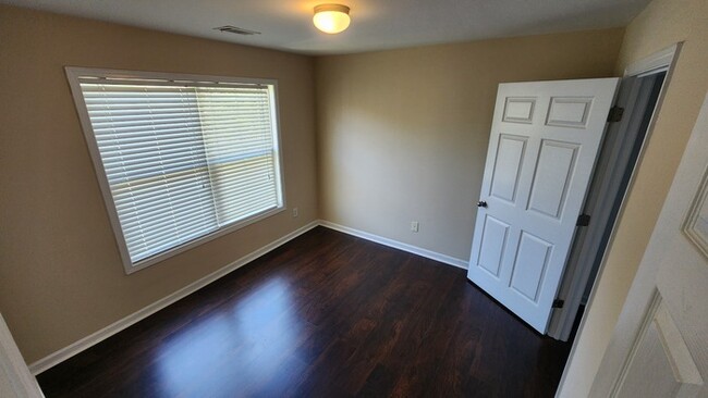 Building Photo - Walking distance to Downtown Sugar Hill!