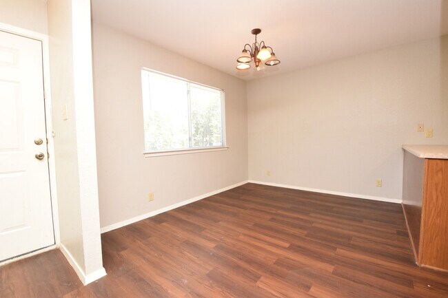 Foto del edificio - 10811 Lanshire Dr