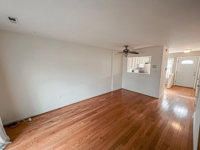 Building Photo - Updated 2 Bed 1.5 Bath Townhouse Close to ...