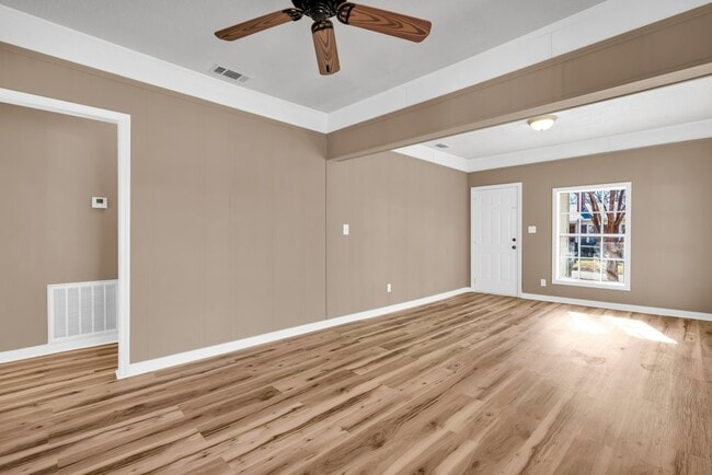 Building Photo - 433 E Jordan Ave