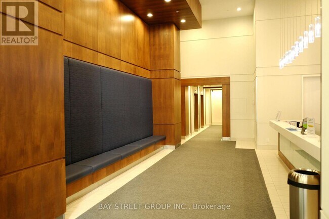 Photo du bâtiment - 2200 Lake Shore Blvd W