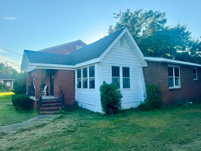 Building Photo - 1704 Church St
