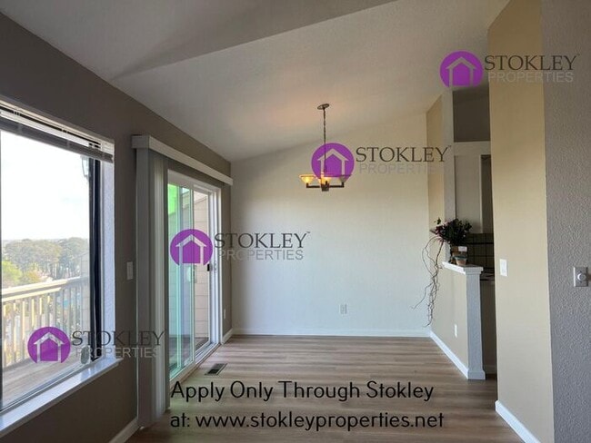 Building Photo - 523 Bustos Pl