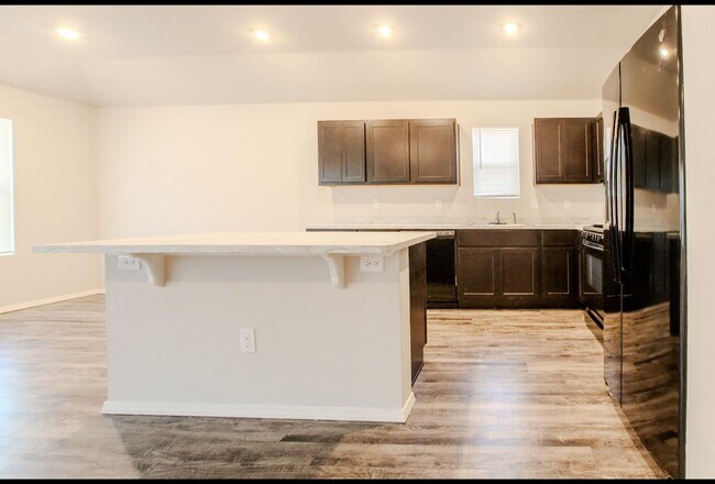 Building Photo - 755 Foxtail Dr
