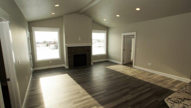 Building Photo - Don't Miss Out On This Five Mile Area 3 Be...