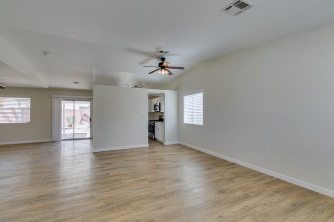 Building Photo - Beautiful 3 bedroom 2 bath home in NLV!