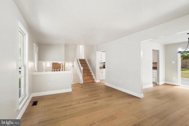 Building Photo - 15950 Alameda Dr