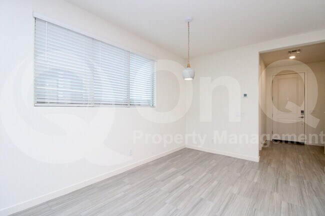 Building Photo - 683 N Bay Dr