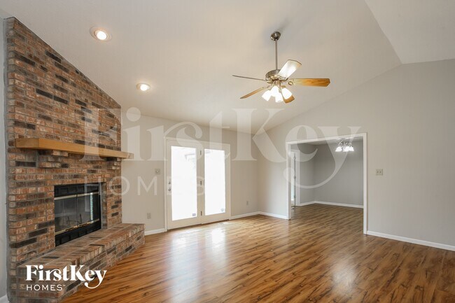 Foto del edificio - 8522 Summertree Ln
