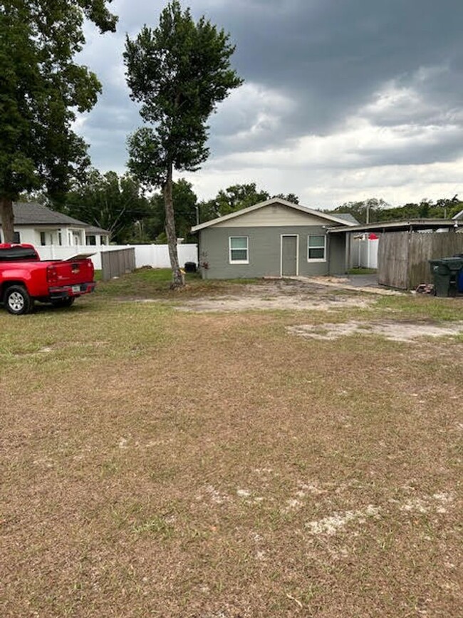 Building Photo - Two bedroom one bath home