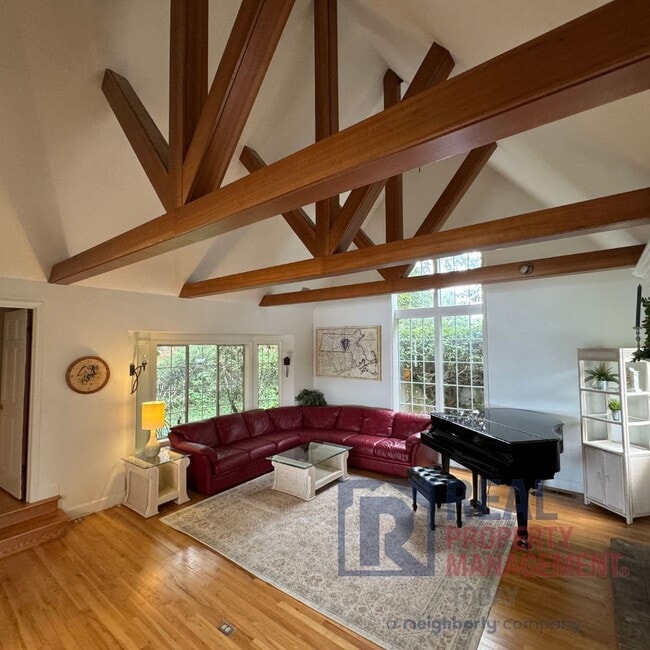 Building Photo - Charming French Cottage-Style Waterfront H...