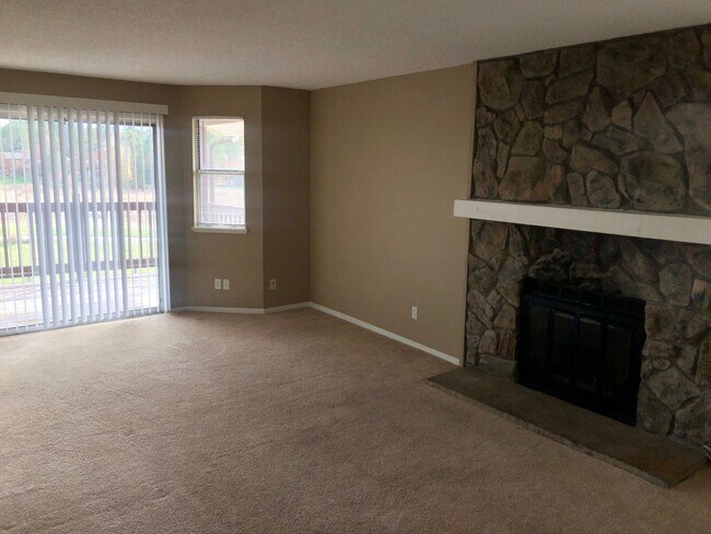 Building Photo - 2 bedroom, 1 bathroom Condominium in Auror...