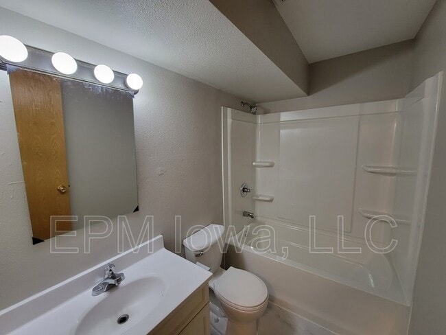 Building Photo - 1350 Meadow Ln