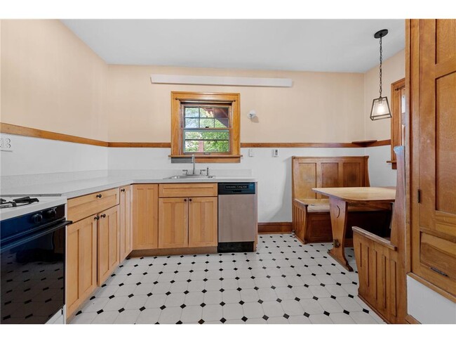 Building Photo - 220 W 40th St
