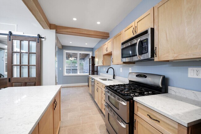 Foto del edificio - Sapcious Renovated Mt. Pleasant Home with ...