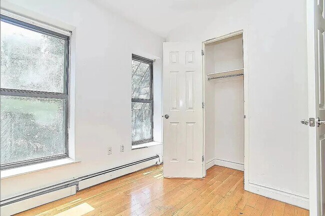 Foto del edificio - 325 E 10th St