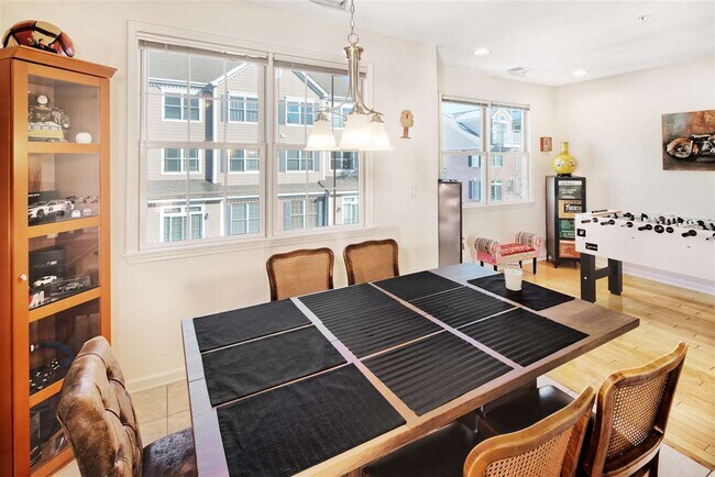 Foto del edificio - 329 Midland Ct