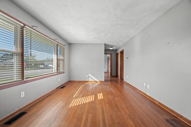 Building Photo - Spacious gem in the Foxhill neighborhood i...