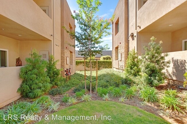 Building Photo - 90 N Oakview Dr
