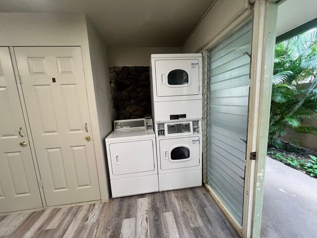 Building Photo - Waikiki - Ohua Gardens studio available now!