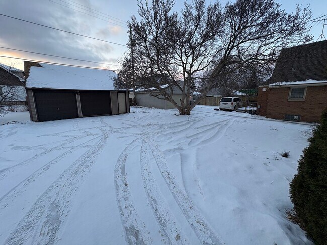 Foto del edificio - Newly remodeled single family with lots of space!!