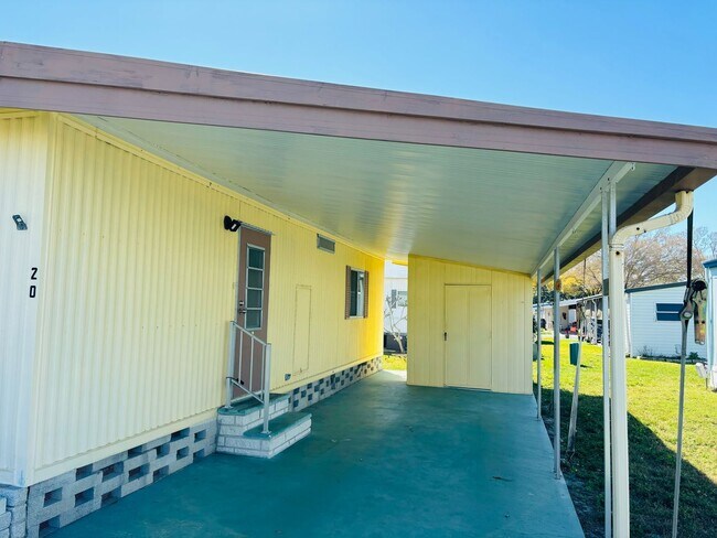 Building Photo - 55+ Living: 2 Bed/2 Bath Trailer Home with...