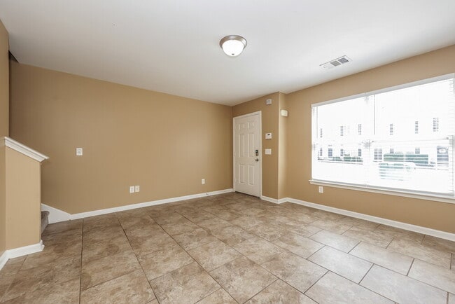 Foto del edificio - 8037 Logan Dr