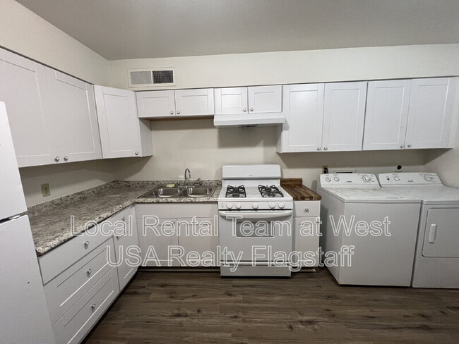 Building Photo - 2219 E Dortha Ave