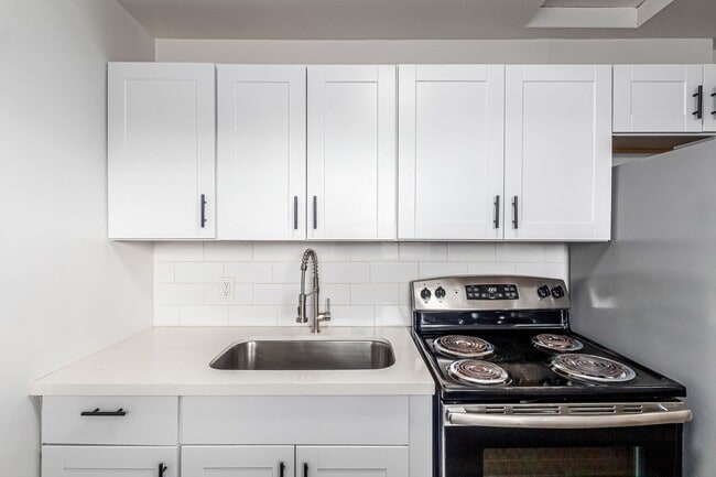 Building Photo - Four weeks of free rent! - Studio Near Grand Canyon University with Washer/Dryer!