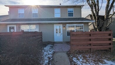 Building Photo - 859 Kerns Dr NE