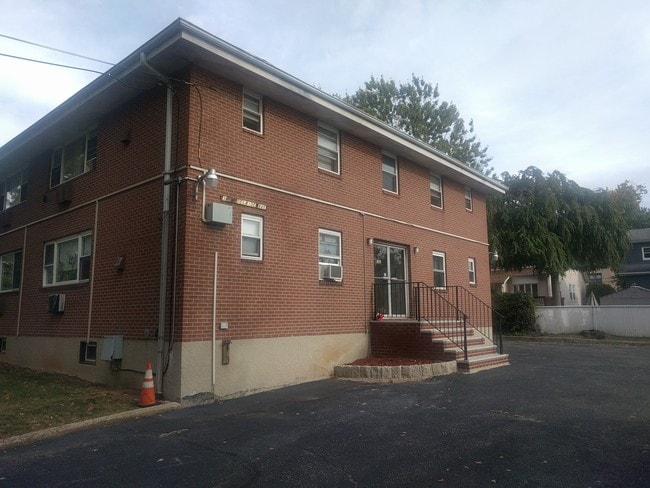 Building Photo - 351 Adelaide Ave