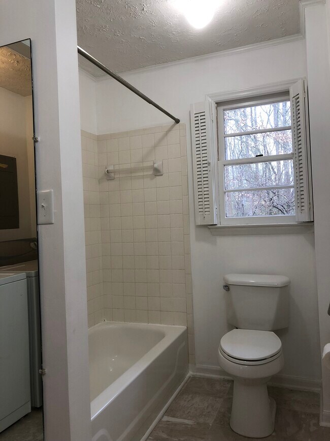 Full Bath - 2 - 716 Walker Dr